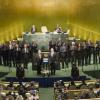 À esquerda do pódium da Assembleia Geral, António Guterres é cercado por líderes internacionais na Assembleia Geral. Foto: ONU/Rick Bajornas