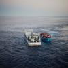 Pessoas arriscando suas vidas para chegar à Europa, a partir do Norte da África, são resgatadas no Mar Mediterrâneo pela Marinha italiana. Foto: Acnur/A. D’Amato