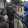 Soldados de paz senegaleses da uma unidade policial da Missão da ONU no Mali, Minusma, falam com a população enquanto fazem patrulha do lado de fora do estádio Mamadou Konate durante um evento para promover paz entre jovens. Foto: ONU/ Marco Dormino.
