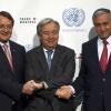 António Guterres (ao centro) com os líderes greco-cipriota e turco-cipriota em Crans-Montana, na Suíça. Foto: ONU