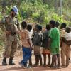 Soldado de paz da ONU com crianças na Côte d'Ivoire. Foto: ONUCI