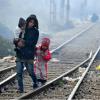 Ao longo dos trilhos de trem ligando a Grécia com a ex-República Iugoslava da Macedônia, uma mulher caminha com duas crianças. Foto: Unicef/Georgiev