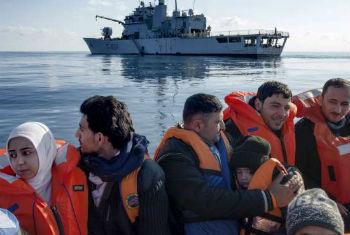 Refugiados sírios são resgatados no mar Mediterrâneo pela marinha italiana. Foto: Acnur/A.D'Amato