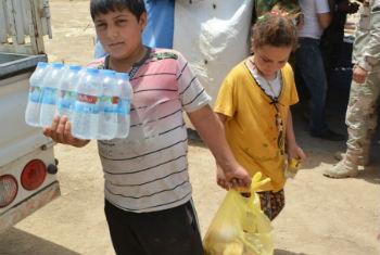 Criança iraquiana leva alimentos a seus pais. Foto: PMA/Mohammed Al Bahbahani