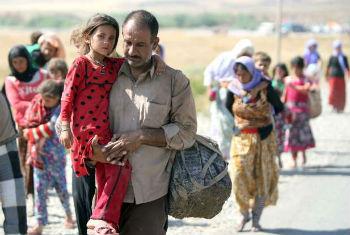 Pai e filha atravessam a fronteira de Iraque com a Síria. Foto: Acnur/Ahmad Al-Rubaye
