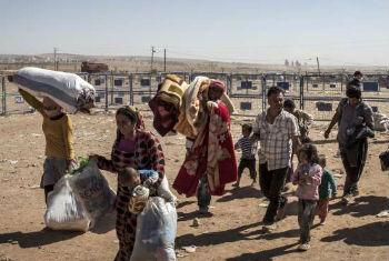 Refugiados sírios atravessam a fronteira do país com a Turquia. Foto: Acnur/I.Prickett