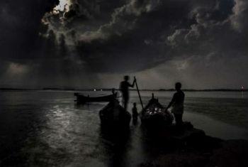 Pessoas que se arriscam em viagens marítimas pela Baía de Bengala geralmente navegam à noite. Foto: Acnur/S.Alam