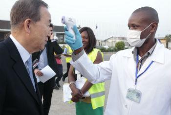 Agente de saúde mede a temperatura do secretário-geral da ONU, Ban Ki-moon, em Freetown, Serra Leoa. Foto: ONU/Evan Schneider