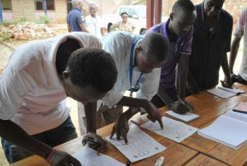 Listas de eleitores são verificadas antes das eleições no Burundi. Foto: Menub