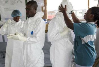 Trabalhadores do Centro de Tratamento do Ébola na Libéria. Foto: Unmeer