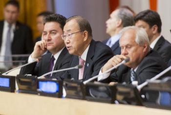 Ban Ki-moon (ao centro) entre o primeiro-ministro interino da Turquia (esq.) e o representante da Áustria junto à ONU e presidente do Ecosoc. Foto: ONU/Mark Garten