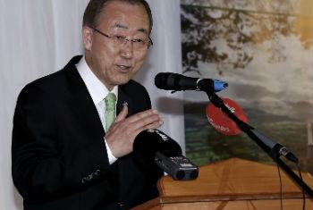Ban Ki-moon na Irlanda. Foto: ONU/Evan Schneider