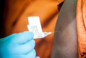 Vacina contra o ebola é administrada a participante em teste na Guiné. Foto: OMS/S. Hawkey