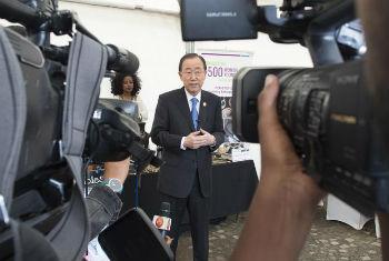 Ban Ki-moon conversa com jornalistas em Adis-Abeba. Foto: ONU/Eskinder Debebe