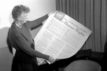 Eleanor Roosevelt segura a Declaração Universal dos Direitos Humanos. Foto: ONU