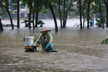 As enchentes foram responsáveis pela maioria dos desastres, atingindo 2,3 bilhões de pessoas e deixando 157 mil mortos. Foto:Irin/Tung X. Ngo