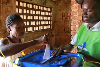 Eleitora vota no referendo constitucional na República Centro-Africana em 14 de dezembro de 2015. Foto: Minusca.