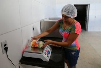 Karolayne Rodrigues trabalha no beneficiamento de legumes. Foto: Banco Mundial