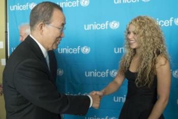 Secretário-geral da ONU, Ban Ki-moon, e a embaixadora da Boa Vontade do Unicef, Shakira, na sede da ONU, em Nova York, em setembro de 2015.
