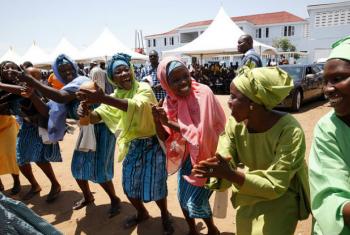 Mulheres dançam no lancamento da campanha global contra a pobreza em África. Foto: Banco Mundial/Dominic Chavez