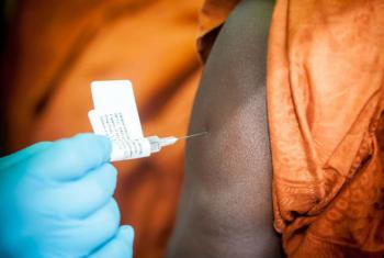 Campanhas de vacinação decorrem em várias províncias. Foto: OMS/S. Hawkey