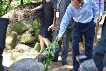 Ban alimenta tartaruga gigante no Jardim Botânico de Seychelles. Foto: ONU/Newton Kanhema
