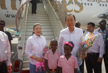 Secretário-geral da ONU, Ban Ki-moon, e a esposa Ban Soon-taek, são recepcionados por meninas em Seychelles. Foto: Cortesia da Presidência de Seychelles