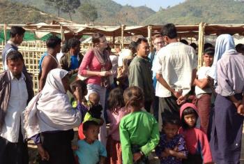 Equipe de avaliação conversa com deslocados no campo de Pauktaw, em Rakhine, no Mianmar. Foto: Ocha/Kirsten Mildren