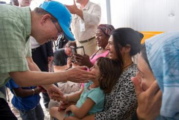 Ban Ki-moon visita famílias refugiadas na ilha de Lesbos, Grécia. Foto: Rick Bajornas