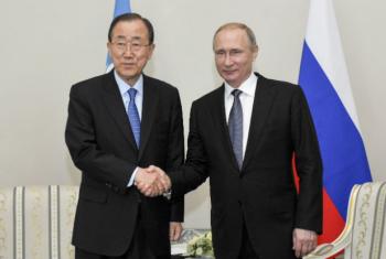 Ban Ki-moon (a esq.) com o presidente da Russia, Vladimir Putin. Foto: ONU/Rick Bajornas