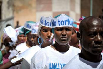 Ativistas contra tortura protestaram em frente ao presídio central de Mogadíscio, Somália. Foto: ONU/Tobin Jones (arquivo)