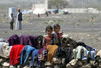 Duas meninas iemenitas em acampamento para deslocados internos. Foto: Acnur/Yahya Arhab