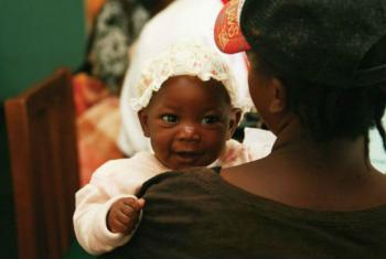 Objetivo global é que pelo menos 1,6 milhões de crianças tenham acesso à terapia antirretroviral até 2018. Foto: Unaids/D.Kwande