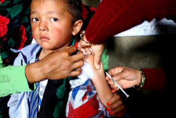 Menino no Nepal recebe vacina contra sarampo. Foto: Unicef/Kiran Panday
