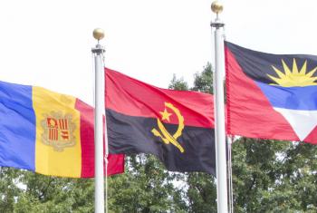 Bandeira de Angola (ao centro). Foto: ONU/Loey Felipe
