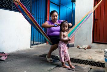 Mãe e filha que deixaram El Salvador para viver no México. Foto: Acnur/M.Redondo (arquivo)