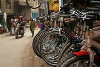 Estacionamento de bicicletas em Katmandu, no Nepal. Foto: Banco Mundial/Simone D. McCourtie