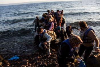 Grupo de refugiados em bote no Mar Mediterrâneo. Foto: Acnur/A. McConnell
