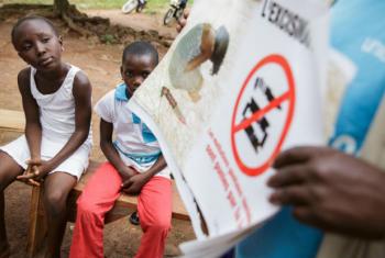 Crianças na Costa do Marfim participam em encontro comunitário organizado pela ONG OIS Afrique, parceira do Unicef. Foto: ONU