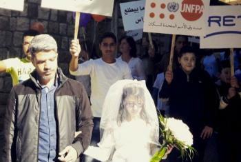Menina vestida de noiva participa de protesto contra o casamento infantil em Jezzine, no Líbano. Foto: Unfpa/RET Liban