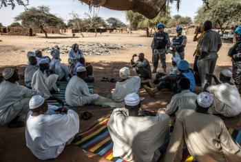 Soldados de paz da Unamid reúnem-se com líderes comunitários no acampamento para deslocados internos próximo a El Fasher, em Darfur. Foto: Unamid/Mohamad Almahady