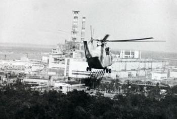 Helicóptero se aproxima da planta nuclear de Chernobyl para verificar os danos ao reator nuclear, em abril de 1986. Foto: Aiea