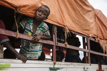 Jovem refugiado sul-sudanês a ser transportado para o acampamento de Imvepi, ao norte da Uganda. Foto: Acnur/David Azia