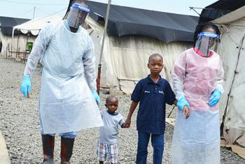 Crianças liberadas de centro de tratamento de ebola na Libéria. Foto: OMS/P.Glee (arquivo)