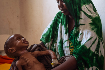 Criança de dois anos de idade com sua mãe no hospital geral de Kismayo, na Somália. Foto: OIM/Muse Mohammed