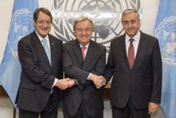 António Guterres com o presidente greco-cipriota, Nicos Anastasiades, (direita) e o líder turco-cipriota Mustafa Akinci (esquerda). Foto: ONU/Eskinder Debebe