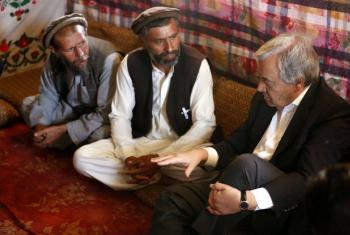 António Guterres reúne-se com refugiados nos arredores de Cabul. Foto: Unama