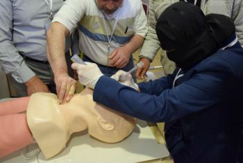 Durante o treinamento, os profissionais praticam em bonecos habilidades como a intubação. Foto: OMS