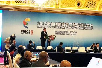 O diretor-geral da Organização Internacional do Trabalho, Guy Rider, fala em reunião dos Ministros do Trabalho dos Brics na China. Foto: OIT