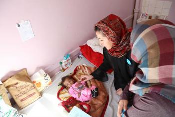 A representante do Unicef, Meritxell Relaño, visita crianças desnutridas no hospital Al-Sabeen, em Sanaa, no Iêmen. Foto: Unicef